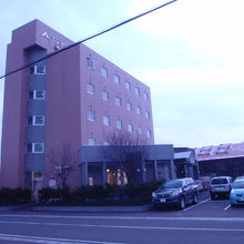 駅側から望んだホテルです。右側は入り口前の駐車場です