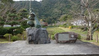 なかなかの美男子。剣の構えはちょっと。。。