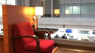 落ち着いた雰囲気のラウンジ