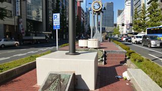 高層ビルを背景に！