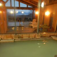 内湯　硫黄泉なのでわずかに緑がかった白色です。