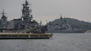 基地に停泊している船が見える