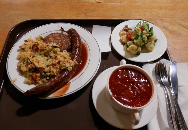 レストランチェーン・リドのヴェールマニーティスはカフェテリア方式で郷土料理が楽しめます。