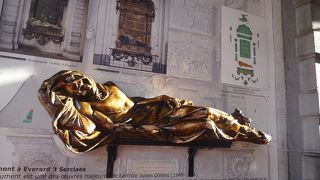 ブリュッセルの英雄の像　なでると幸せになる