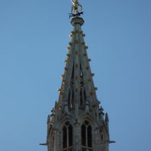 尖塔から大天使ミカエルがそびえ立つ