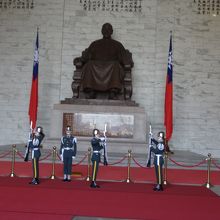 蒋介石坐像と衛兵交代