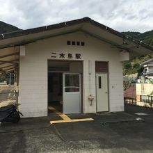 紀勢本線二木島駅、駅舎。