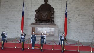 蒋介石の坐像と衛兵交代が見もの