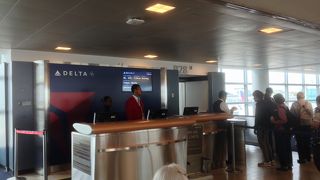 超巨大空港。ターミナルがエアラインごとなのでわかりやすい。