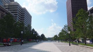 だだっぴろい道路。でもほとんど歩道。しかも中央が歩道。