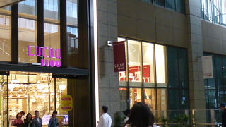 さまざまなお店に活気があります