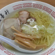 澄みきった透明なスープ。函館塩ラーメン。