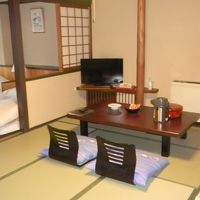 なぜか座卓が端に寄せられていて・・・不都合は何もありませんが