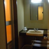 左がバスルーム。洗面所。