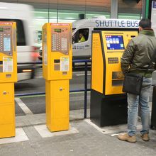 空港で見つけたカードが使える券売機。他はコインしか使えない