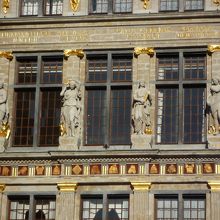 「真実」「嘘」「反目」「平和」の像