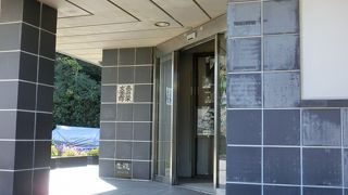 直筆の原稿や愛用品が展示されている