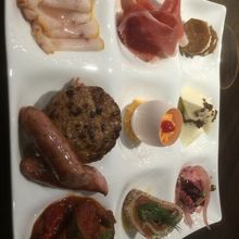 ハッピーアワーの前菜9種です