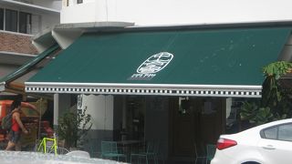 おしゃれなカフェでおいしいパンとケーキ