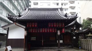 駅の近く、ビルの間にある。