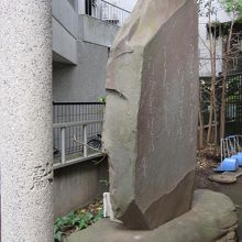 歌碑は立派ですが、小屋裏