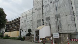 ホテルや食堂が集まる観光の要