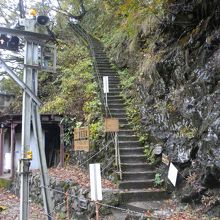 駅の目の前の階段。これは未だ序の口です。