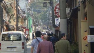 坂の上に三重塔が見えるアングル