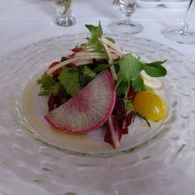 牡蠣とタコが隠れたサラダです