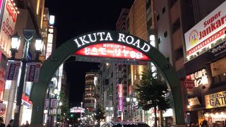生田神社へ真っ直ぐのびる通り