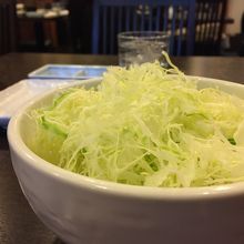 おひとりさまにはキャベツは丼で提供