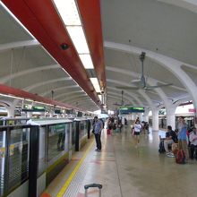 この真ん中のホームにチャンギ支線が出入線します