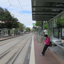 こんな風に駅で待っているとトラムが来ます