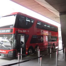 真っ赤な目立つ、きれいなバスです