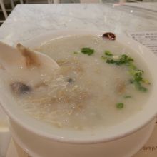 ピータンと塩漬け豚肉のお粥です。