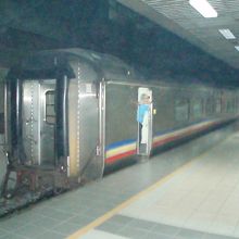 国際長距離列車は地上階ホームで薄暗い！