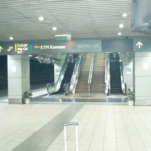 国際長距離列車ホームから改札階へ上がります