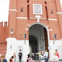 両脇に警備の兵士がいます