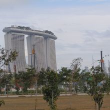 マリーナ・サウスビア駅からマリーナベイサンズを写しました