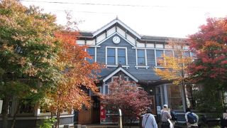 旧軽通り中心のレトロ外観の案内所