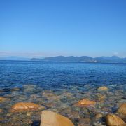 【2015年10月】山口県日本海の孤島　蓋井島の貴船浜。海は、これが日本海の碧　と言う感じできれいでした。透明度も高いです。浜は砂浜では無く、丸い石がごろごろ転がっています。