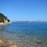 【2015年10月】山口県日本海の孤島　蓋井島の向浜。島の東の端の浜です。対岸の本土側が正面に見えます。