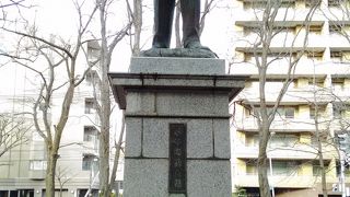 円山公園内にひっそりと佇んでいます。