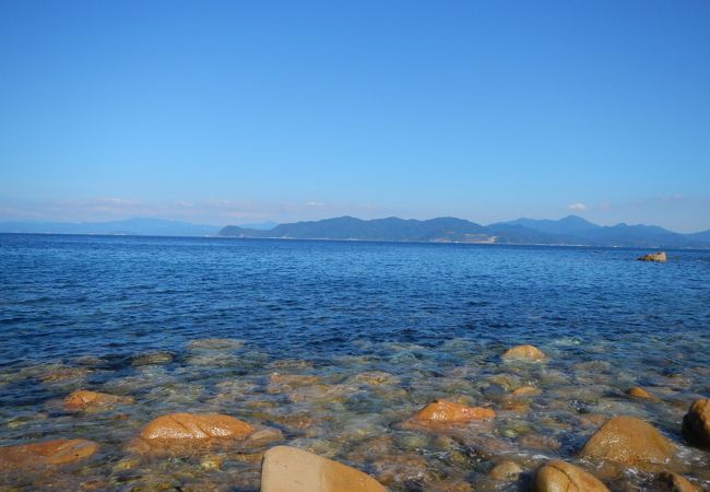 【2015年10月】山口県日本海の孤島　蓋井島の貴船浜。海は、これが日本海の碧　と言う感じできれいでした。透明度も高いです。浜は砂浜では無く、丸い石がごろごろ転がっています。