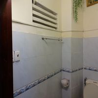 トイレ兼シャワー。左上部は窓なし開放状態。虫の侵入あるかも！