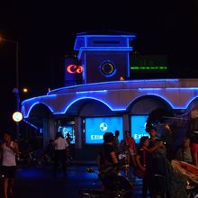 夜のベンタイン市場。ライトアップがキレイ。