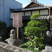 道路沿いにあります