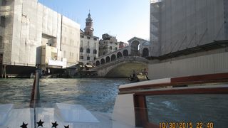 橋というよりちょっとした建物のように見えます