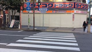 繁華街を東西に走る通り