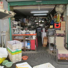 歩道は品物が置かれて歩けません。